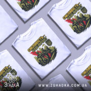 Футболка сміливість наш фронт, біла, зображена на манекені, фон нейтральний, принт з трьома солдатами на фоні міста, червона смуга за ними, логотип України в кутку.