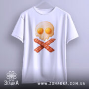 Футболка сніданок стиль, біла футболка на вішалці, принт у вигляді черепа з яєчнею та хрестом з бекону, фон світло-сірий, деталі принта яскраві.