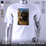 Футболка собака геймер, біла, зображена на манекені, фон нейтральний, принт з собакою в навушниках та масці, на фоні ігрового середовища.