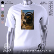 Футболка собака геймер, біла, зображена на манекені, фон нейтральний, принт з собакою в навушниках та масці, на фоні ігрового середовища.