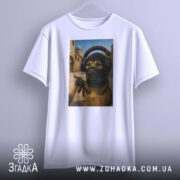 Футболка собака геймер, біла, підвішена на вішалці, фон нейтральний, принт з собакою в навушниках та масці, на фоні ігрового середовища.