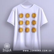 Футболка сонячна енергія, біла, підвішена на вішалці, фон сірий, принт складається з дев'яти сонць з червоними променями та жовтими обличчями, розташованих у три ряди по три.