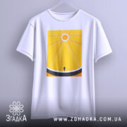 Футболка сонячне колесо. Біла футболка підвішена на вішалці, з яскравим жовтим принтом, що зображає сонце та лінії. Ракурс спереду, фон світло-сірий, деталі принта чіткі.