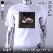 Футболка спорт котик, біла, зображена на манекені, фон світло-сірий, принт з котиком, що грає з гантелями на чорному фоні.