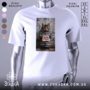 Футболка срав в тапок, біла, зображення кота в смугастій формі на фоні сітки, принт з написом 'SRAV v TAPOK'.