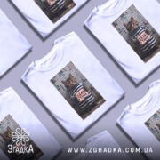 Футболка срав в тапок, біла, зображення кота в смугастій формі на фоні сітки, принт з написом 'SRAV v TAPOK'.