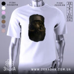 Футболка сталкер атмосфера, біла футболка з принтом, ракурс спереду, фон світло-сірий, деталі принта зображують персонажа в протигазі з шоломом, темні кольори принта на світлому фоні.