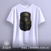 Футболка сталкер атмосфера, біла футболка з принтом, ракурс на вішалці, фон світло-сірий, деталі принта зображують персонажа в протигазі, чіткий контраст між принтом і футболкою.