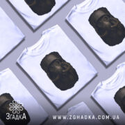 Футболка сталкер атмосфера, біла футболка з принтом, ракурс спереду, фон світло-сірий, деталі принта зображують персонажа в протигазі з шоломом, темні кольори принта на світлому фоні.