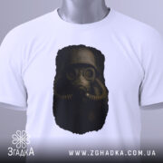 Футболка сталкер атмосфера, біла футболка з принтом, ракурс зверху, фон світло-сірий, деталі принта зображують персонажа в протигазі, на футболці є етикетка з логотипом.