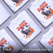 Футболка старий пердун. Біла футболка з коротким рукавом, зображена на манекені з блискучою поверхнею. На фоні світло-сірий колір. Принт з веселим дідусем у фіолетовій шапці, що сидить на стільці, з газогенератором поруч, текст на принті червоний і жовтий.