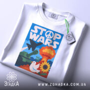 Футболка стоп війна — чорна футболка, крупний план принта, студійне освітлення.