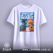 Футболка стоп війна — футболка на вішаку, загальний вигляд виробу у студії.