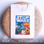Футболка стоп війна — деталі тканини та країв принта крупним планом.