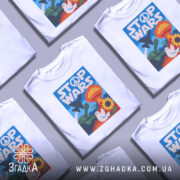 Футболка стоп війна — кілька складених футболок, композиція на столі.