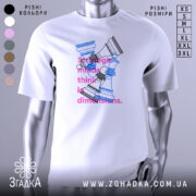 Футболка стратегічні шахи білого кольору, зображена на манекені, фон світло-сірий, принт з шаховими фігурами в блакитному та рожевому кольорах, текст на футболці читається: 'strategic minds think in dimensions.'