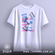 Футболка стратегічні шахи білого кольору, підвішена на вішалці, фон світло-сірий, принт з шаховими фігурами в блакитному та рожевому кольорах, текст на футболці читається: 'strategic minds think in dimensions.'