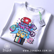 Футболка стиль 90х — чорна футболка, крупний план принта, студійне освітлення.