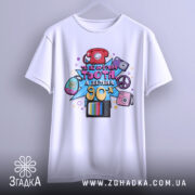 Футболка стиль 90х — футболка на вішаку, загальний вигляд виробу у студії.