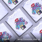 Футболка стиль 90х — кілька складених футболок, композиція на столі.