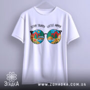 Футболка стиль хіпі, біла, підвішена на вішалці, фон світло-сірий, принт у вигляді кольорових окулярів з пейзажем, текст 'STAY TRIPPY LITTLE HIPPIE' над окулярами.