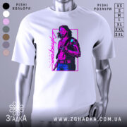 Футболка стиль кіберпанк, біла, зображена на манекені з правого боку, фон світло-сірий, принт зображує персонажа з коротким волоссям у темних окулярах, одягненого в чорний жилет з металевими елементами, кольори принта - фіолетовий і зелений.