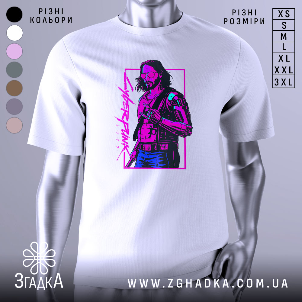 Futbolka Styl Kiberpank Vyrazit Svoiu Indyvidualnist 1 Футболка стиль кіберпанк, біла, зображена на манекені з правого боку, фон світло-сірий, принт зображує персонажа з коротким волоссям у темних окулярах, одягненого в чорний жилет з металевими елементами, кольори принта - фіолетовий і зелений.