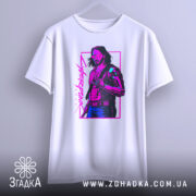 Футболка стиль кіберпанк, біла, зображена на вішалці, фон світло-сірий, принт зображує персонажа з коротким волоссям у темних окулярах, одягненого в чорний жилет, кольори принта - фіолетовий і зелений, текст на принті - 'Cyberpunk 2077'.