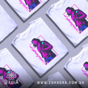 Футболка стиль кіберпанк, біла, зображена на манекені з правого боку, фон світло-сірий, принт зображує персонажа з коротким волоссям у темних окулярах, одягненого в чорний жилет з металевими елементами, кольори принта - фіолетовий і зелений.