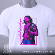 Футболка стиль кіберпанк, біла, зображена в горизонтальному положенні, фон світло-сірий, принт зображує персонажа з коротким волоссям у темних окулярах, одягненого в чорний жилет, кольори принта - фіолетовий і зелений, на футболці є етикетка з зеленим шнурком.