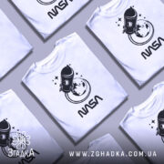 Футболка стиль NASA, біла, зображена на манекені, фон світло-сірий, принт з ракетою та Землею в чорному кольорі, текст 'NASA' під принтом.