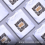 Футболка стиль NICE, біла, зображена з правого ракурсу, фон світло-сірий, принт з геометричним малюнком та написом 'NICE' оранжевого кольору.