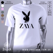 Футболка стиль зая білого кольору, зображена з фронтального ракурсу на манекені, фон світло-сірий, принт чорного кольору з логотипом ZAYA та зображенням зайця в смокінгу.