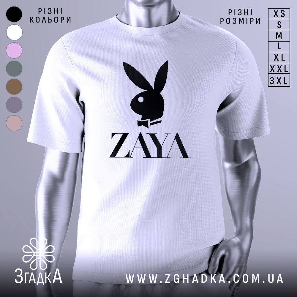 Futbolka Styl Zaia Kultovyi Krolyk 1 Футболка стиль зая білого кольору, зображена з фронтального ракурсу на манекені, фон світло-сірий, принт чорного кольору з логотипом ZAYA та зображенням зайця в смокінгу.