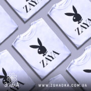 Футболка стиль зая білого кольору, зображена з фронтального ракурсу на манекені, фон світло-сірий, принт чорного кольору з логотипом ZAYA та зображенням зайця в смокінгу.