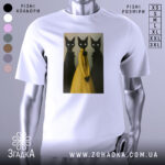 Футболка стильні коти арт, біла футболка на манекені, фон градієнт сірого кольору, принт з трьома чорними котами, один з яких у жовтій сукні, коти мають великі білі очі.