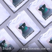 Футболка стильний голуб, біла, зображена з фронтального ракурсу на манекені, фон світло-сірий, принт з птахом у сонцезахисних окулярах, текст під ним: 'WHY ARE U LOOKING AT ME?'