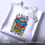 Футболка супер дідусь — чорна футболка, крупний план принта, студійне освітлення.