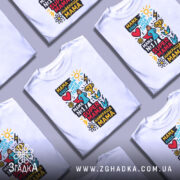 Футболка супер мама, біла, зображена на манекені, фон світло-сірий, принт кольоровий з текстом та малюнками, включаючи серце, зірки та квіти.