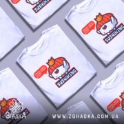 Футболка суші король, біла, зображена на манекені, фон нейтральний, принт з веселим суші персонажем у червоному капелюшку та написом 'Піддані, несіть більше соєвого соусу!'