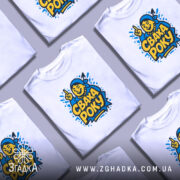 Футболка сваха року, біла, зображена з правого ракурсу на манекені, фон світло-сірий, принт з жовтим текстом 'СВАХА РОКУ' та ілюстрацією усміхненої жінки в блакитному головному уборі.