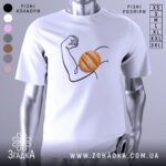 Футболка сила хліба, біла футболка на манекені, зображення руки з м'ячем хліба на передній частині, фон світло-сірий, принт виконаний у чорному кольорі.