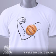 Футболка сила хліба, складена біла футболка з принтом на поверхні, зображення руки з м'ячем хліба, фон світло-сірий, на футболці є етикетка з зеленим шнурком.