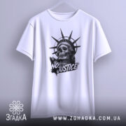 Футболка сила меседжу: біла футболка, підвішена на вішалці, принт з черепом та короною свободи, ракурс спереду, фон світло-сірий, деталі принта чорного кольору з написом 'NO JUSTICE'.