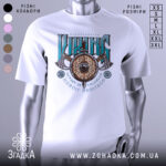 Футболка сила вікінга, біла, зображена на манекені, фон світло-сірий, принт з написом 'VIKING' у зелених та чорних кольорах, з зображенням щита та сокири.