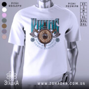 Футболка сила вікінга, біла, зображена на манекені, фон світло-сірий, принт з написом 'VIKING' у зелених та чорних кольорах, з зображенням щита та сокири.