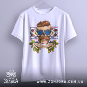 Футболка сила волі. Біла футболка з принтом черепа, що носить окуляри, на фоні вишиванки. Футболка підвішена на вішалці, ракурс спереду. Принт яскравий, з написом 'GLORY TO UKRAINE'.