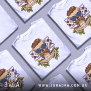 Футболка сила волі. Біла футболка з принтом, що зображає череп з вусами та сонцезахисними окулярами, на фоні вишиванки. Принт яскравий, з елементами зелені та написом 'GLORY TO UKRAINE'.