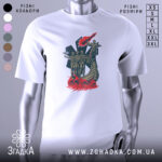 Футболка символ мужності. Білий колір, зображена на манекені з правого боку, фон світло-сірий, принт зображає фігуру жінки та чотирьох чоловіків на човні, оточених червоними хвилями.