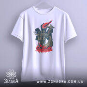 Футболка символ мужності. Білий колір, зображена на вішалці, фон світло-сірий, принт зображає фігуру жінки та чотирьох чоловіків на човні, оточених червоними хвилями.